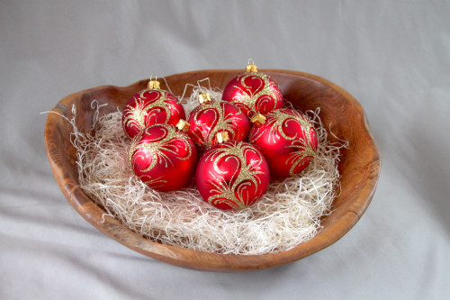 Ornament zlatý na červené